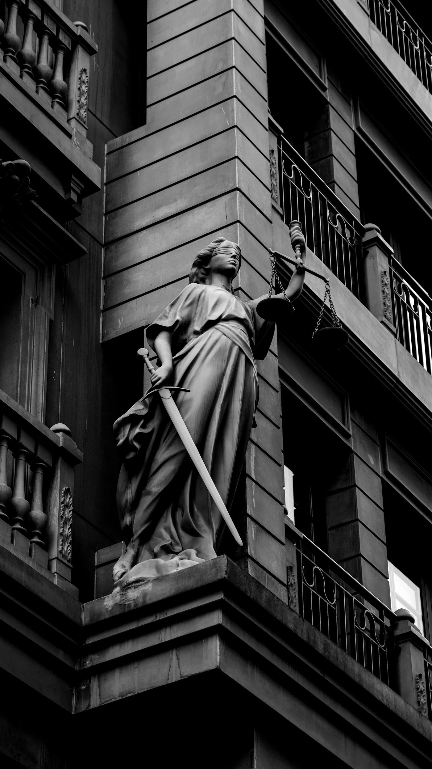 Estátua da Justiça com balança e espada